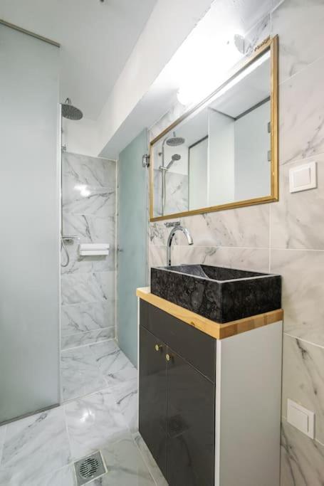 Modern Boutique Apartment Афины Экстерьер фото