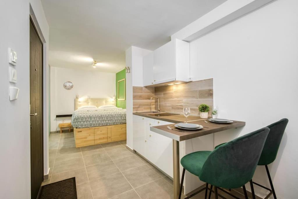 Modern Boutique Apartment Афины Экстерьер фото