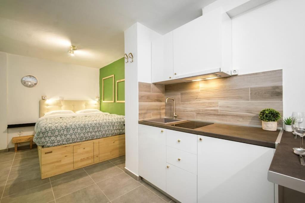 Modern Boutique Apartment Афины Экстерьер фото