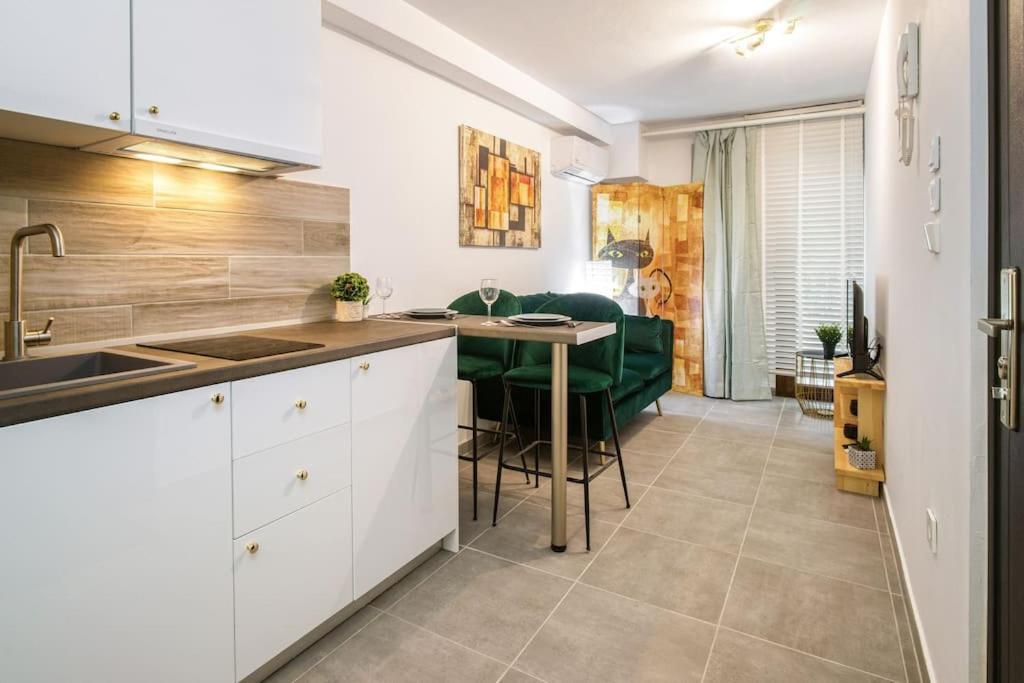 Modern Boutique Apartment Афины Экстерьер фото